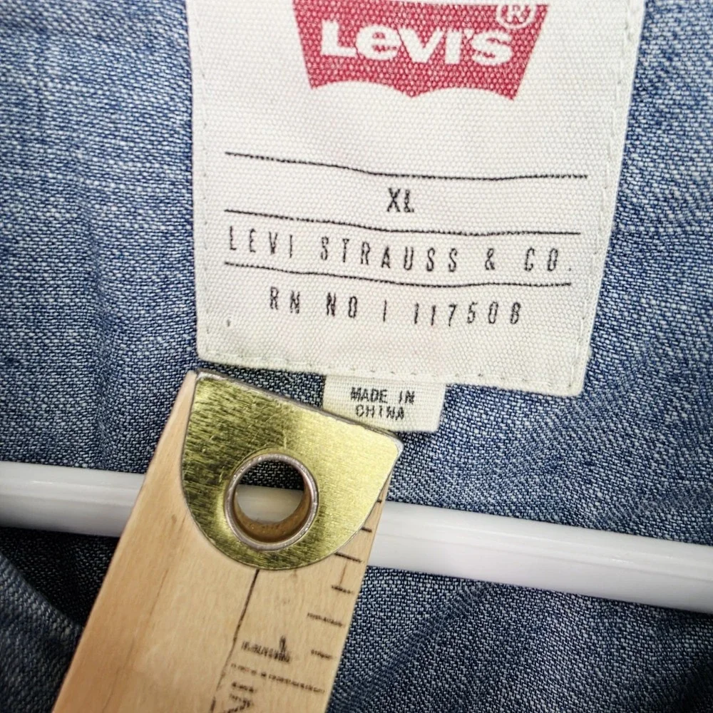 Levi's Denim Chambray Men's XL Western‎ Pearl Snap Shirt Faded Distressed L/S